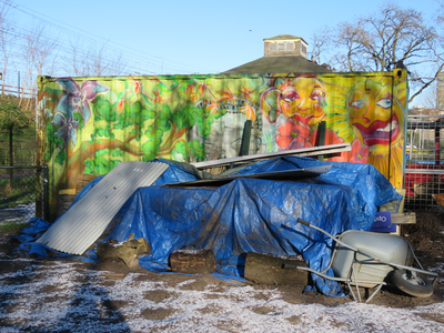 829140 Afbeelding van zonnige graffiti op een container op het terrein van speeltuin Noordse Park (Lagenoord) te Utrecht.